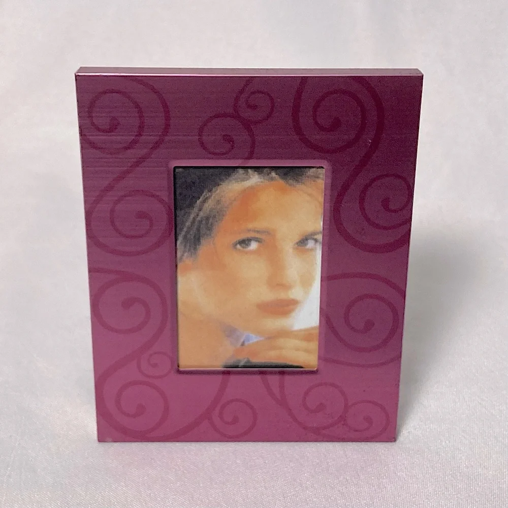 ⭐️ 2” x 4” Pink Metal Curlicue Easel Back Picture Frame